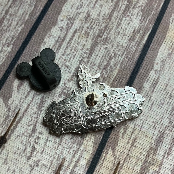 Timothy & Dumbo the Flying Elephant Attraction Sign Disney Hidden Mickey Pin - Picture 4 of 4